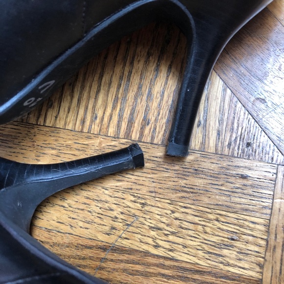 Michael Kors Black Heels with Snakeskin Points - Picture 5 of 7